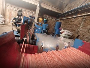 Proses daur ulang plastik menjadi bahan sedotan yang bersih dan terstandar