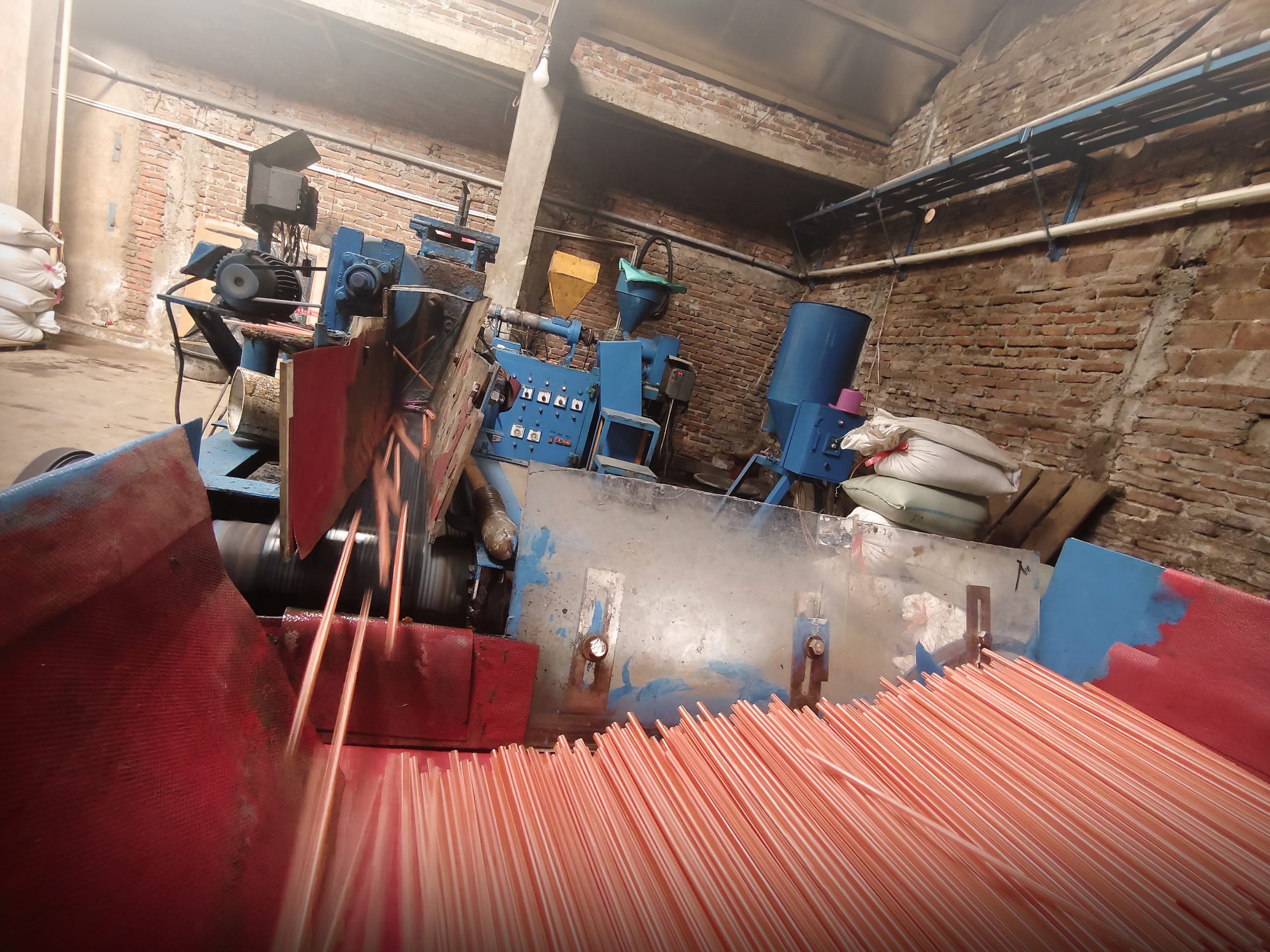Proses daur ulang plastik menjadi bahan sedotan yang bersih dan terstandar