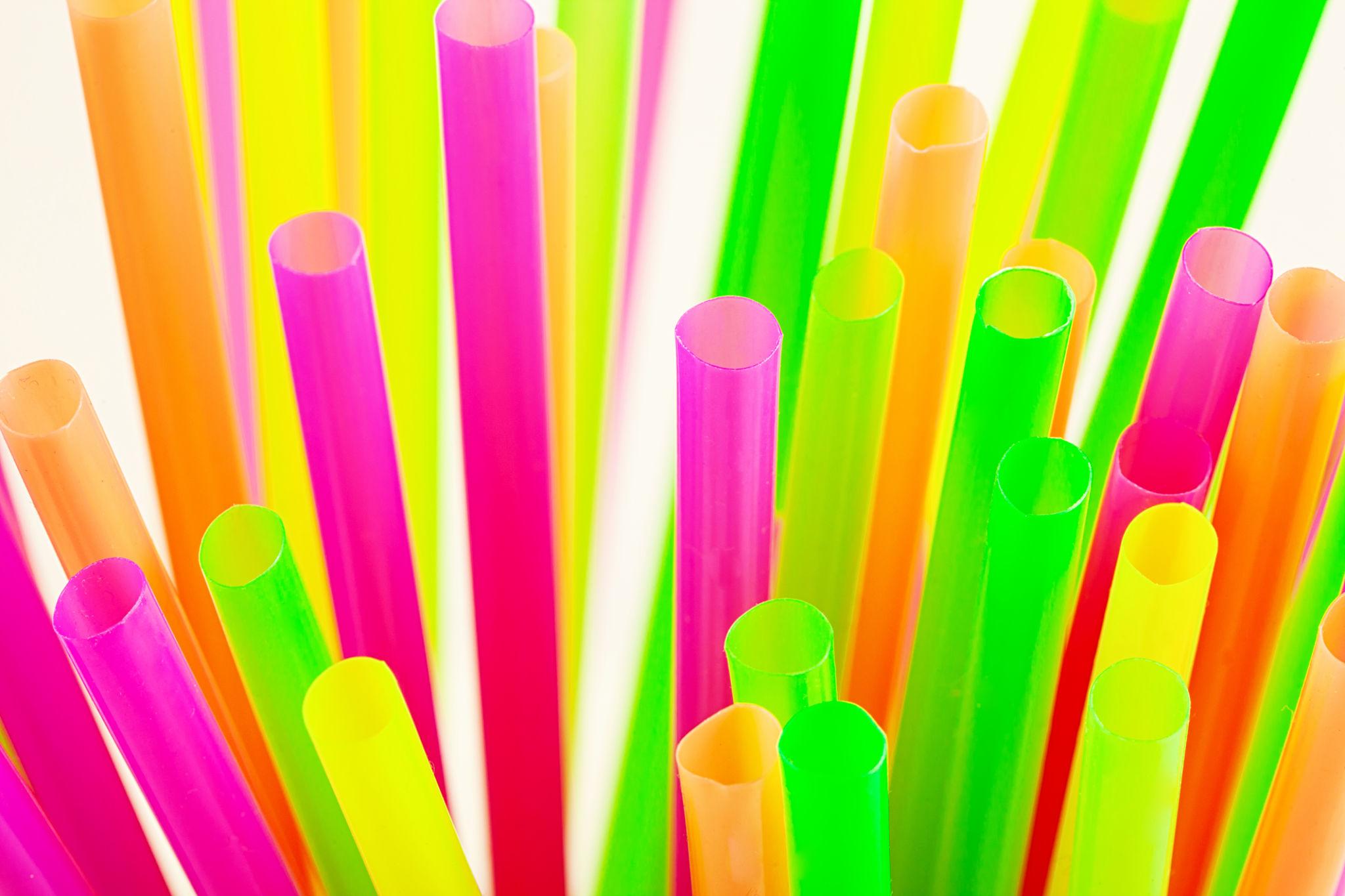 Sedotan plastik bersih siap digunakan untuk minuman